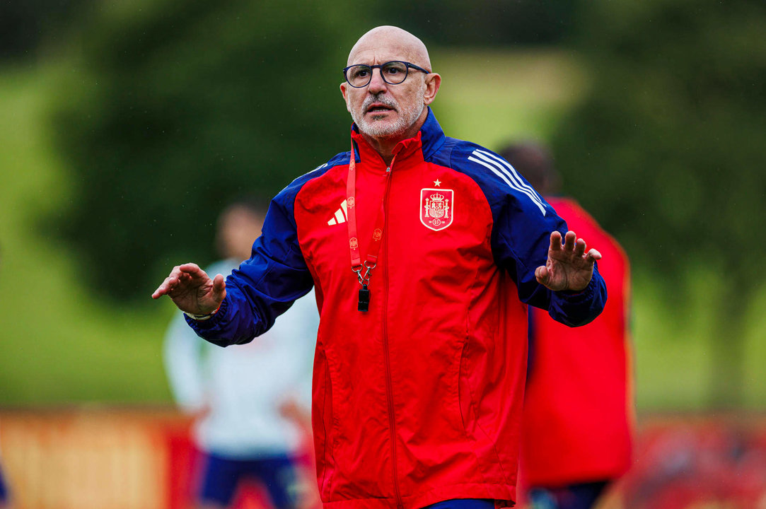 El seleccionador español, Luis de la Fuente, dirige un entrenamiento este miércoles, en Donaueschingen (Alemania). La selección española se enfrenta este viernes, en los cuartos de final de la Eurocopa 2024 a Alemania. EFE/ Pablo García Rfef SOLO USO EDITORIAL SOLO DISPONOBLE PARA ILUSTRAR LA NOTICIA QUE ACOMPAÑA (CRÉDI TO OBLIGATORIO)