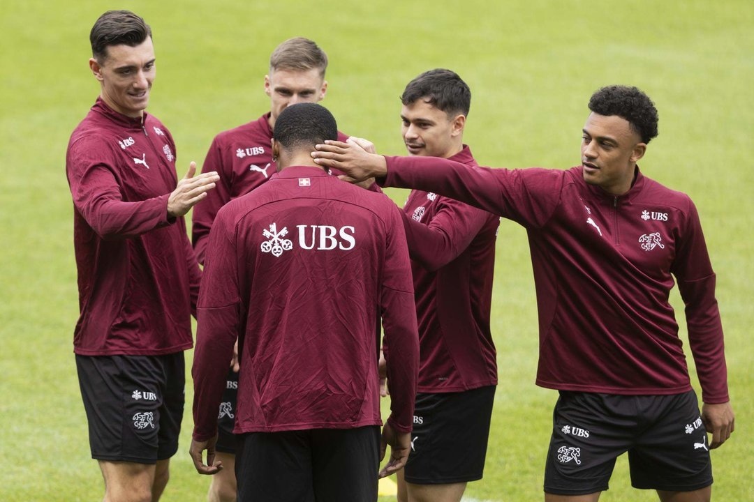 El jugador suizo Kwadwo Duah (c) es objeto de bromas por parte de sus compañeros de equipo (i-d) Cedric Zesiger, Michel Aebischer, Fabian Rieder y Dan Ndoye, durante una sesión de entrenamiento del equipo en Stuttgart, Alemania. EFE/EPA/PETER KLAUNZER