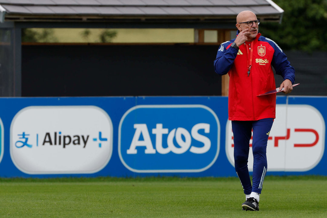 El entrenador de la selección española, Luis De la Fuente, dirige un entrenamiento en la localidad alemana de Donaueschingen para preparar su próximo partido ante Alemania en cuartos de final de la Eurocopa 2024. EFE/J.J. Guillén