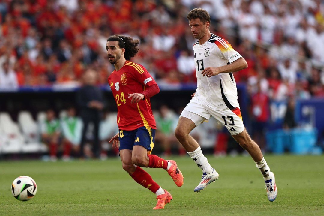 Thomas Müller (d) durante el partido de cuartos de final de la Eurocopa 2024 que enfrentó a España y a Alemania. EFE/EPA/ANNA SZILAGYI