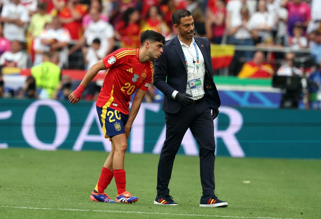 Pedri abandona el campo por lesión durante el partido de cuartos de final de la Eurocopa 2024 que enfrentó a España contra Alemania. EFE/EPA/FRIEDEMANN VOGEL