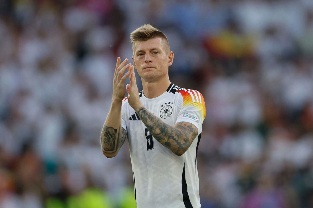 El centrocampista de la selección alemana Toni Kroos se despide de su afición al término del partido de cuartos de final de la Eurocopa que España y Alemania disputaron en Stuttgart. EFE/Alberto Estévez