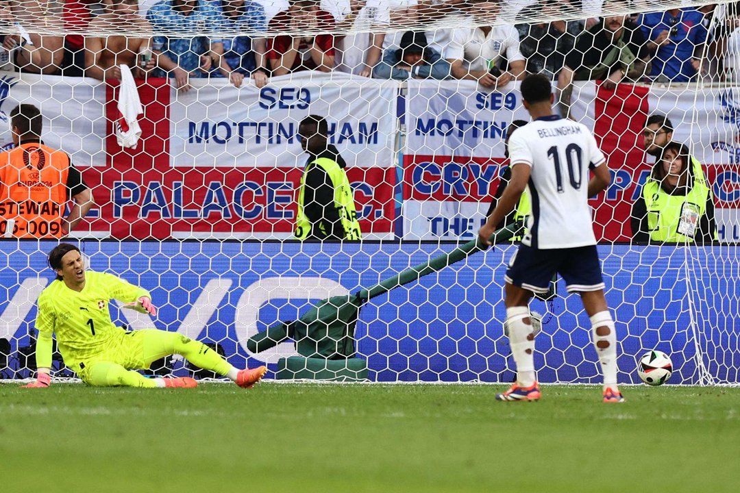 El jugador inglés Jude Bellingham transforma su penalti durante el partido de cuartos que han jugado Inglaterra y Suiza en Düsseldorf, Alemania. EFE/EPA/ANNA SZILAGYI