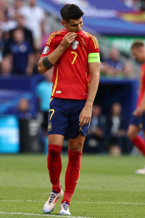 EL español Alvaro Morata llora tras el pase de España a semifinales en Stuttgart, Alemania. EFE/EPA/ANNA SZILAGYI