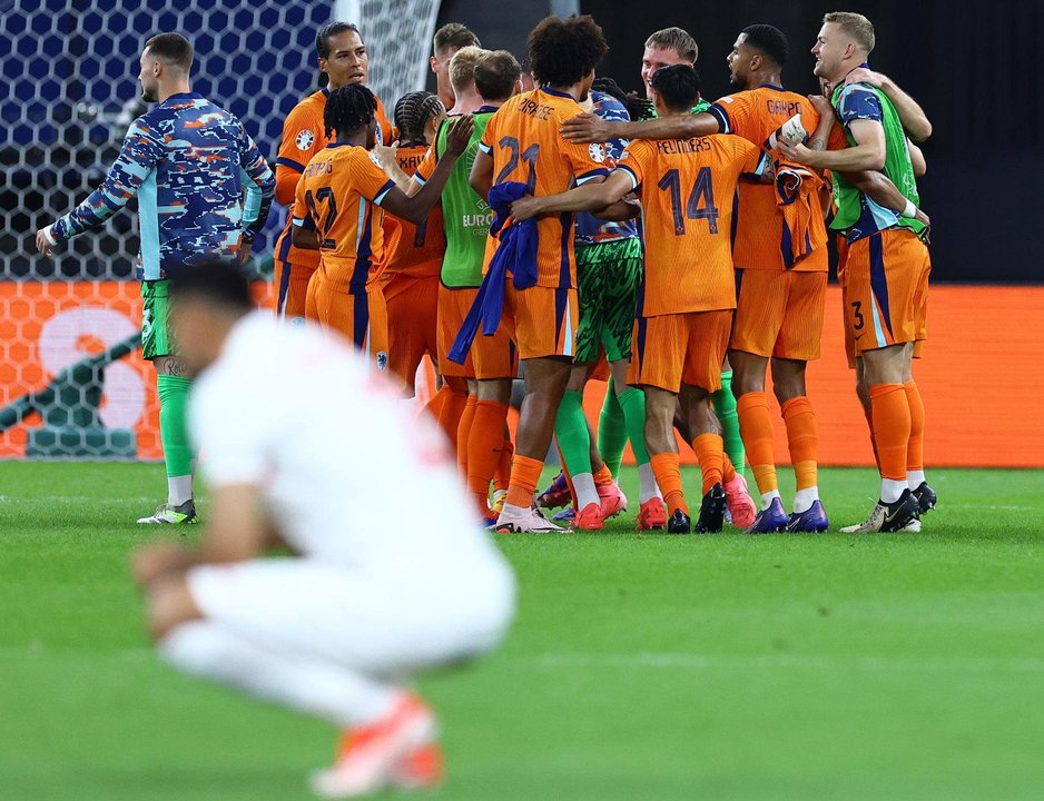 Los jugadores neerlandeses tras el partido de cuartos de final que han jugado Países Bajos y mTurquía en Berlín, Alemania EFE/EPA/FILIP SINGER