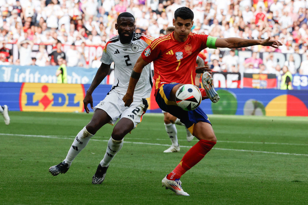 El delantero de España Álvaro Morata (d), durante el partido de cuartos de final de la Eurocopa entre España y Alemania, en Stuttgart. EFE/ JJ Guillén