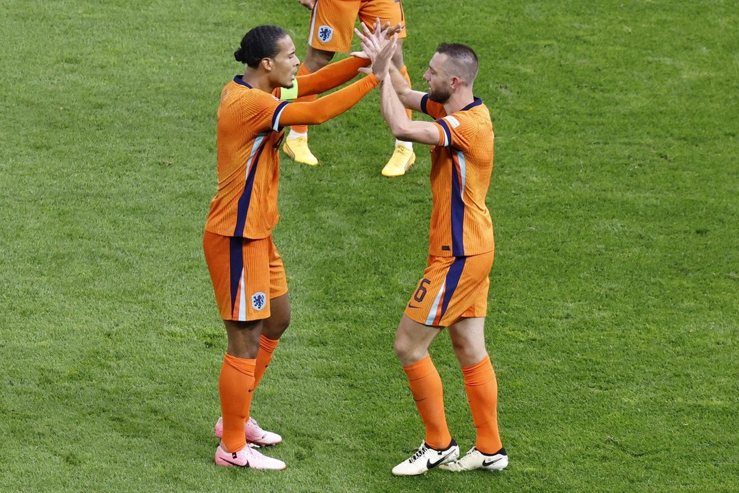 Stefan de Vrij (d) celebra con su compañero Virgil van Dijk después de marcar el gol del 1-1 durante el partido de fútbol de cuartos de final de la Eurocopa 2024 entre Países Bajos y Turquía. EFE/EPA/ROBERT GHEMENT