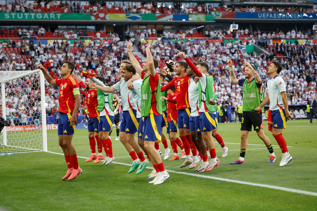 Los jugadores de la selección española de fútbol celebran la victoria, al término del partido de cuartos de final de la Eurocopa que España y Alemania disputaron en Stuttgart. EFE/Alberto Estévez