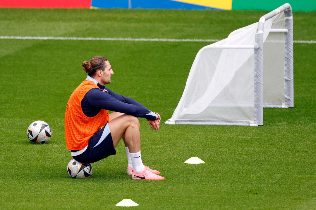 Adrien Rabiot, durante un entrenamiento en Paderborn, lugar de concentración de la selección francesa en la Eurocopa de Alemania EFE/Alberto Estevez