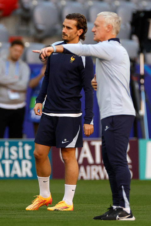 MÚNICH (ALEMANIA), 08/07/2024.- El delantero de la selección de Francia Antoine Griezmann (i) conversa con el seleccionador, Didier Deschamps, durante el entrenamiento que el equipo francés ha realizado este lunes en el Allianz Arena de Munich, donde mañana se enfrentarán a España en la primera semifinal de la Eurocopa 2024. EFE/Alberto Estévez