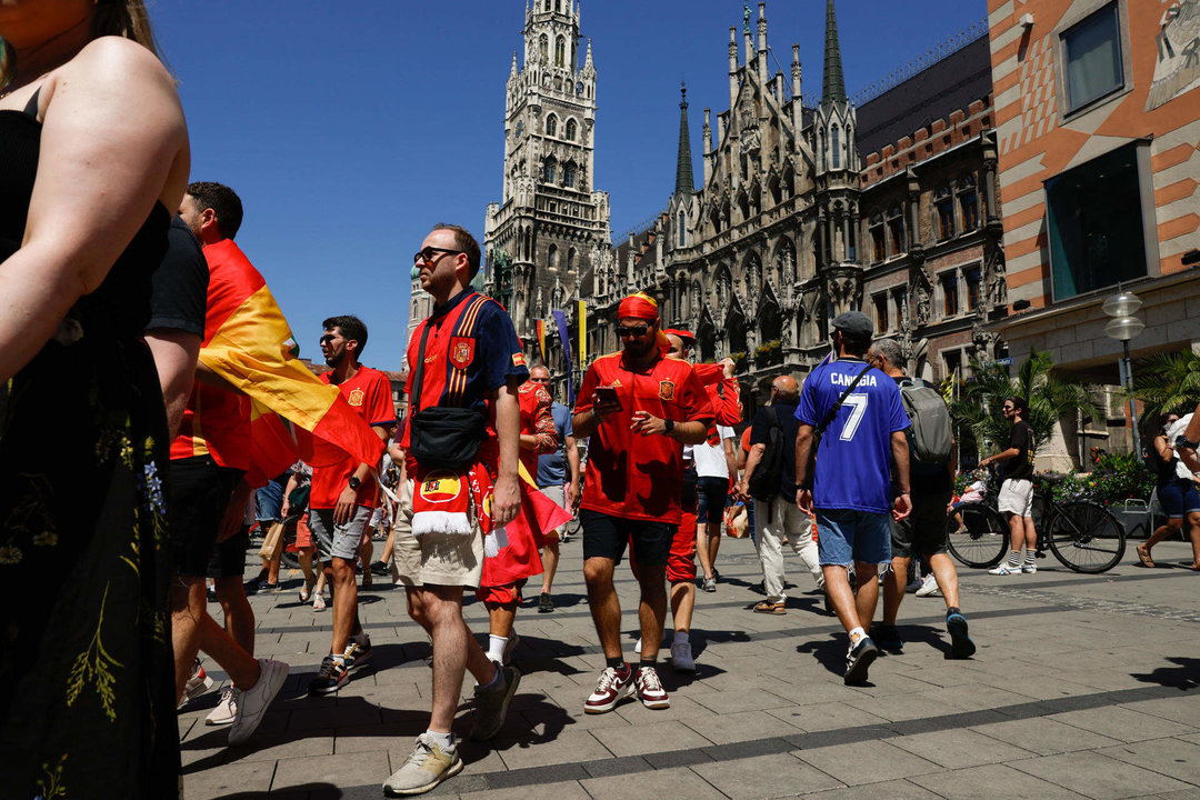 - Aficionados españoles animan horas antes de la semifinal de la Eurocopa 2024 entre España y Francia, este martes en Múnich (Alemania). EFE/ JJ Guillén