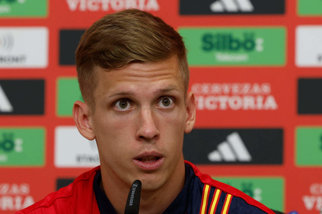 El delantero de la selección española Dani Olmo durante la rueda de prensa este viernes en su cuartel general de Donaueschingen, donde el combinado prepara el partido de la final de la Eurocopa 2024 que disputarán ante la selección de Inglaterra el próximo domingo en el Olympiastadion de Berlín.- EFE/J.J. Guillén