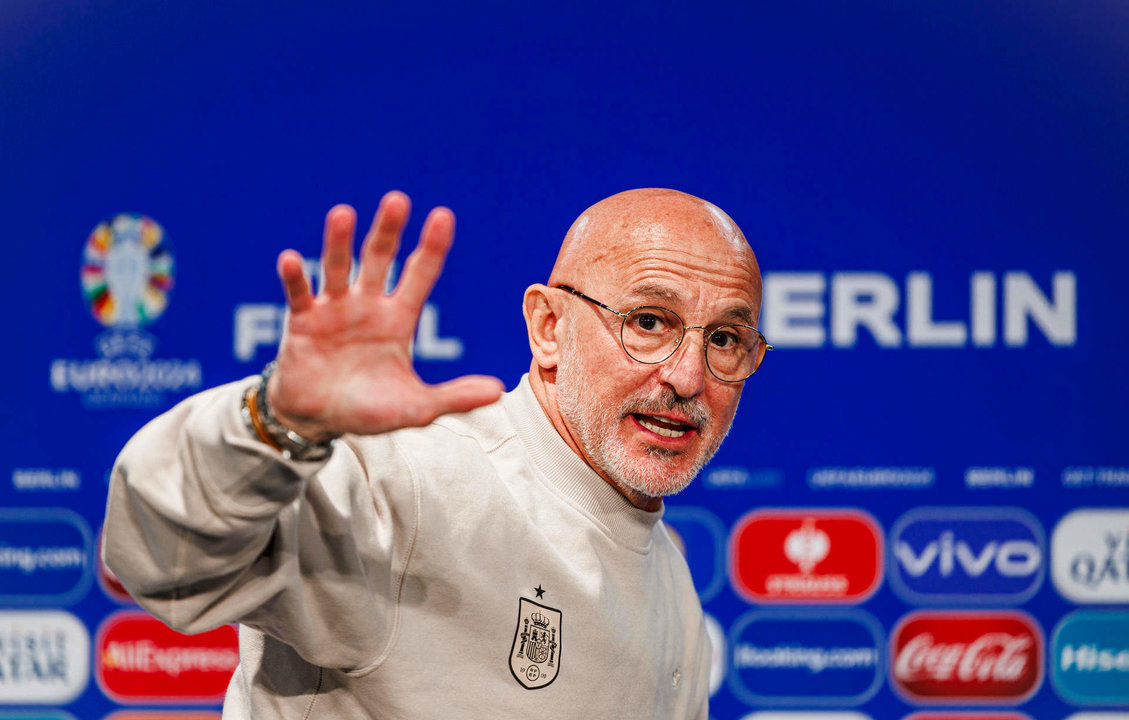 El técnico de la selección española, Luis de la Fuente, durante la rueda de prensa hoy sábado en Berlín donde disputan mañana Domingo la final de la Eurocopa frente a la selección de Inglaterra. EFE / Pablo García / RFEF.