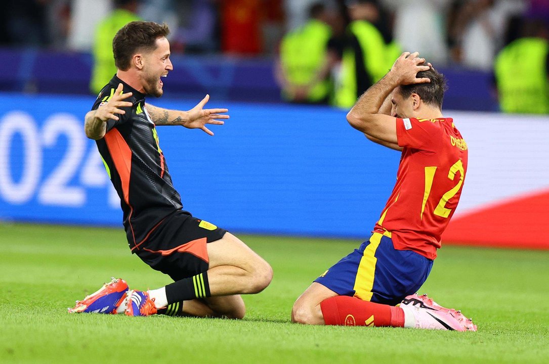 El portero Alejandro Remiro y el delantero Mikel Oyarzabal durante el encuentro correspondiente a la final de la Eurocopa que disputaron Inglaterra en el Estadio Olímpico de Berlín. EFE/EPA/FILIP SINGER