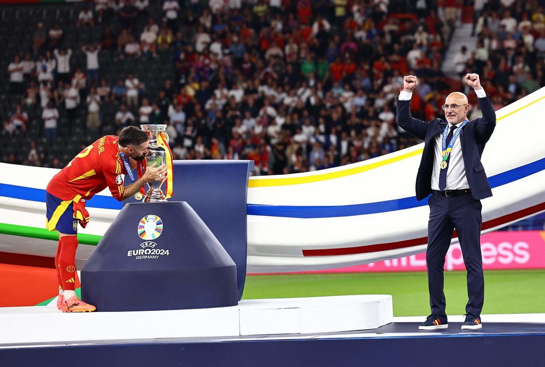 El seleccionador Luis de la Fuente y el defensa Dani Carvajal tras el encuentro correspondiente a la final de la Eurocopa que disputaron Inglaterra en el Estadio Olímpico de Berlín. EFE/EPA/FILIP SINGER