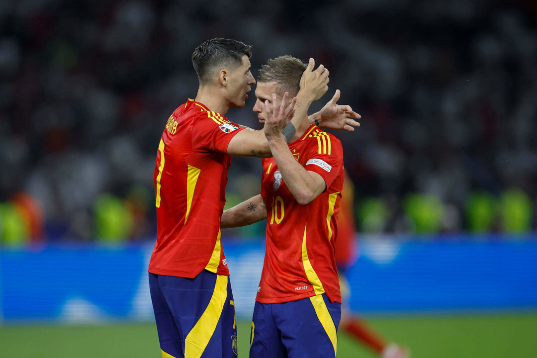 El delantero de la selección española Álvaro Morata abraza a Dani Olmo tras ser sustituido durante el encuentro correspondiente a la final de la Eurocopa que disputaron España e Inglaterra en el Estadio Olímpico de Berlín. EFE /Alberto Estévez