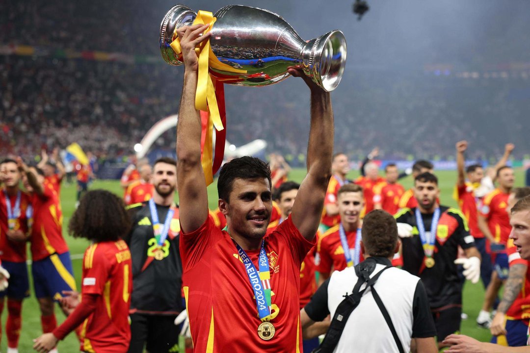 Rodrigo Hernández tras el encuentro correspondiente a la final de la Eurocopa que disputaron Inglaterra en el Estadio Olímpico de Berlín. EFE/EPA/CHRISTOPHER NEUNDORF