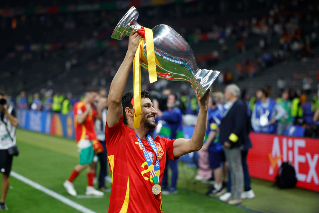 El jugador de la selección española, Jesus Navas, celebra su victoria en la final de la Eurocopa tras derrotar por 2-1 a Inglaterra en el encuentro que han disputado en el estadio Olímpico de Berlín. EFE /Alberto Estévez.