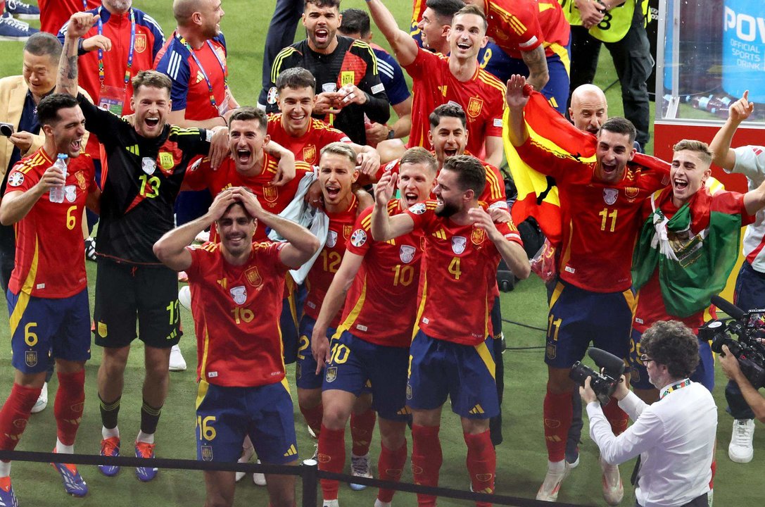 España celebra el título tras el encuentro correspondiente a la final de la Eurocopa que disputaron Inglaterra en el Estadio Olímpico de Berlín.EFE/EPA/GEORGI LICOVSKI