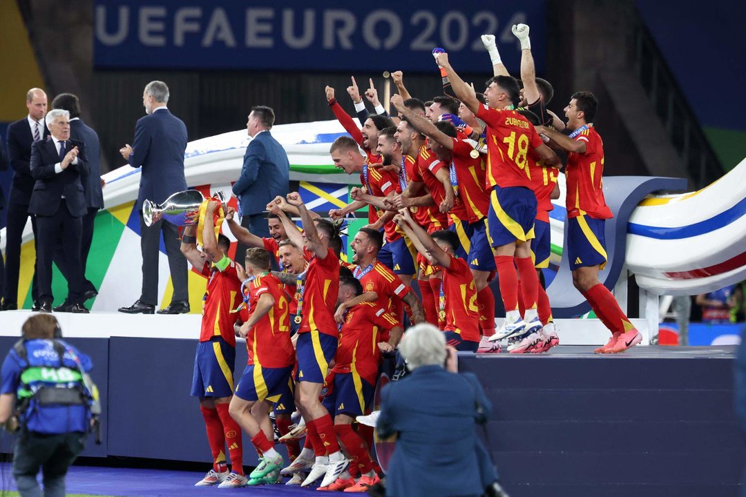 Los jugadores de la selección española de fútbol fueron registrados este domingo, 14 de julio, al celebrar el título de la Eurocopa 2024, tras derrotar por 2-1 a Inglaterra en la final, en el estadio Olímpico de Berlín (Alemania). EFE/Christopher Neundorf