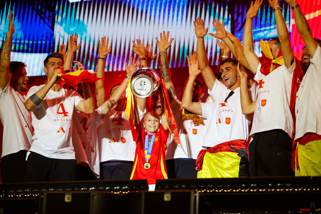 María celebra junto a los jugadores de la selección española este lunes en Cibeles del título de campeones de la Eurocopa conseguido tras vencer ayer en la final a Inglaterra disputada en el estadio Olímpico de Berlín. EFE / JP Gandul.