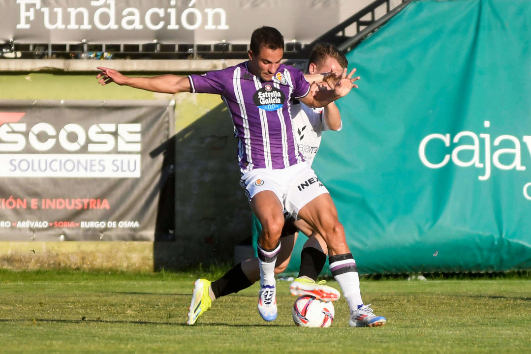 Momento del partido de fútbol entre la Gimnástica Segoviana y el Real Valladolid esta tarde en Segovia. EFE/PABLO MARTIN