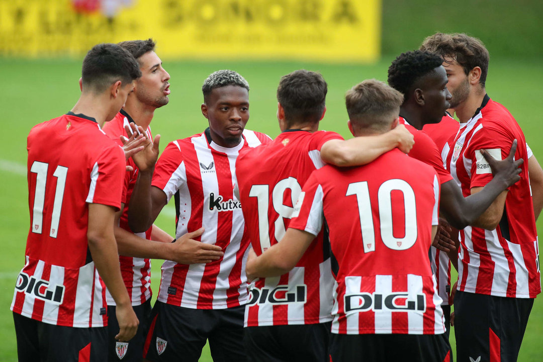 El delantero del Athletic Álvaro Djaló (3-i) celebra con sus compañeros el segundo gol del equipo durante el partido amistoso disputado entre el Athletic y Racing de Santander en Baracaldo. EFE/Luis Tejido