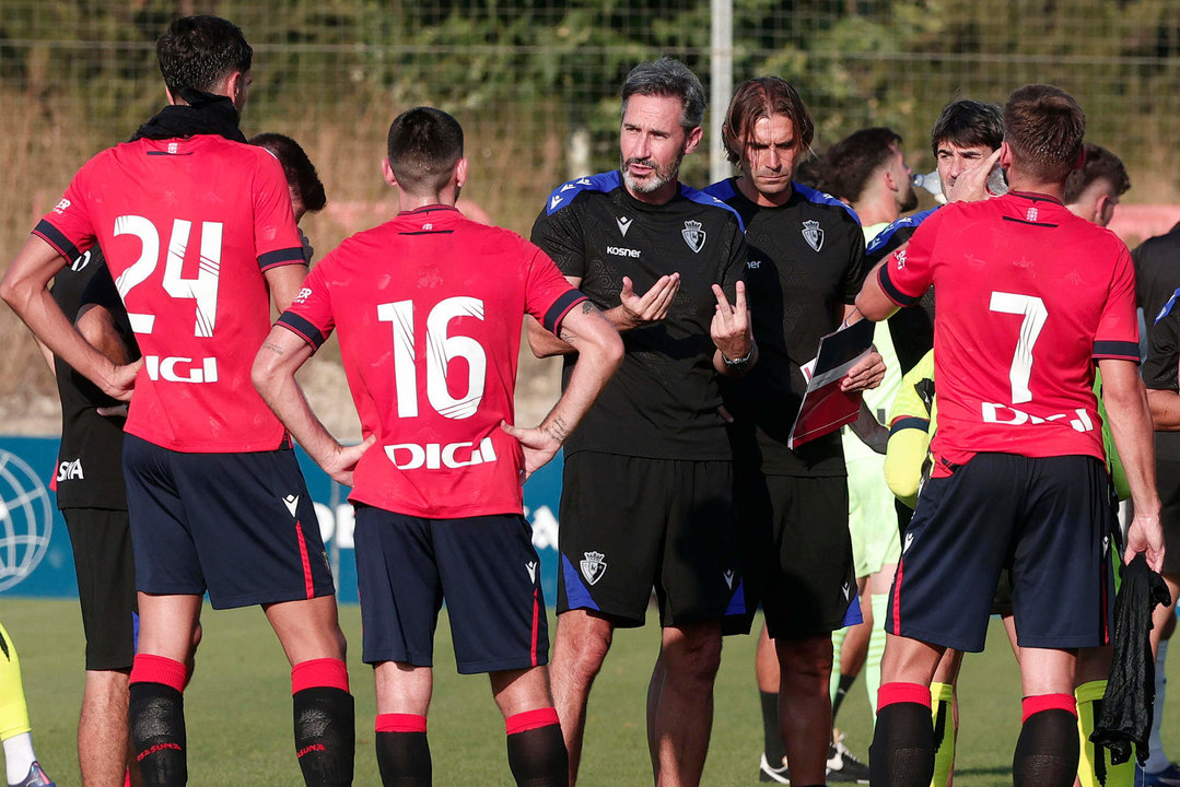 El entrenador de Osasuna Vicente Moreno durante el partido amistoso que han disputado frente al Alavés en la tarde de este sábado en las instalaciones de Tajonar.  EFE/ Jesus Diges