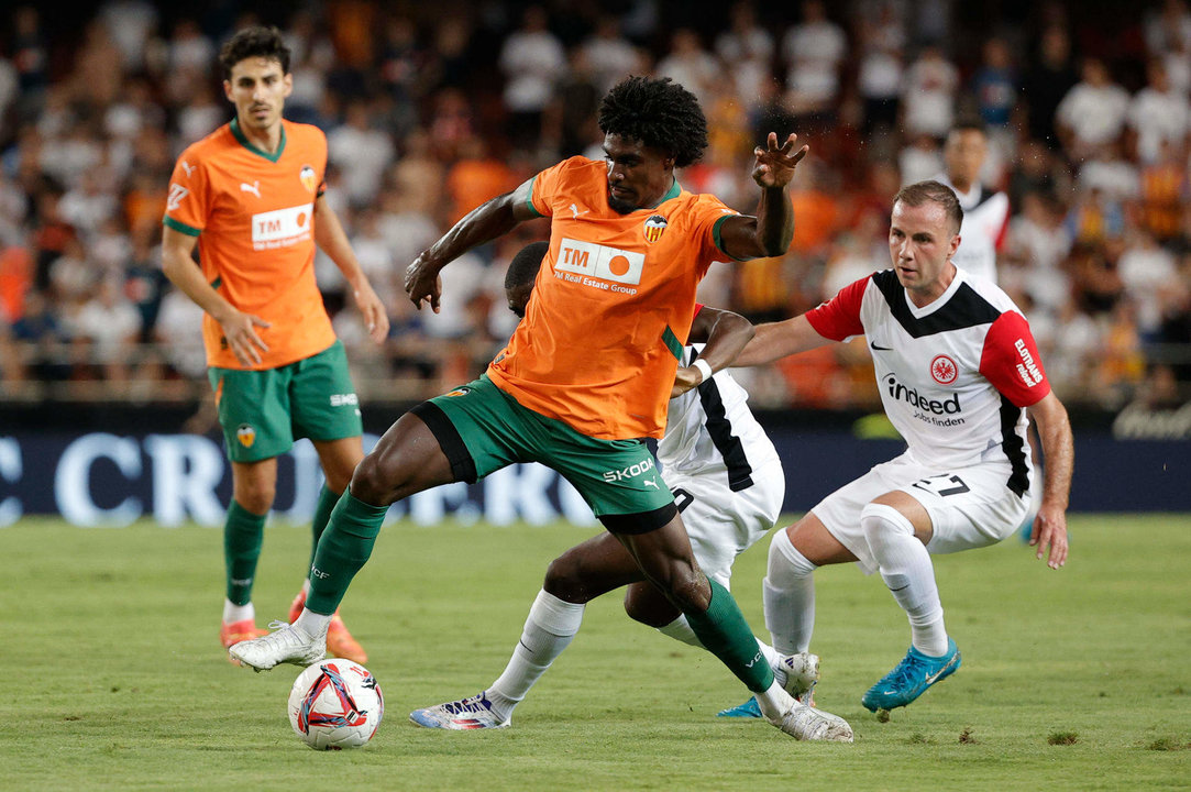 El defensa portugués del Valencia CF Thierry Correia (delante) intenta controlar el balón durante el partido del Trofeo Naranja que juegan Valencia CF y Eintracht Frankfurt hoy sábado en el estadio de Mestalla, en Valencia. EFE/Manuel Bruque