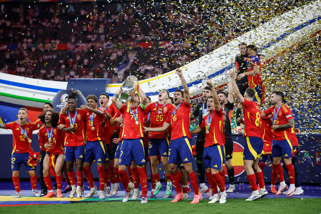 El capitán de la selección española Álvaro Morata (c) levanta el trofeo junto a sus compañeros durante la celebración de la victoria de la Eurocopa, tras vencer a Inglaterra en el partido de la final disputado en el Estadio Olímpico de Berlín, en una foto de archivo. EFE/Alberto Estévez